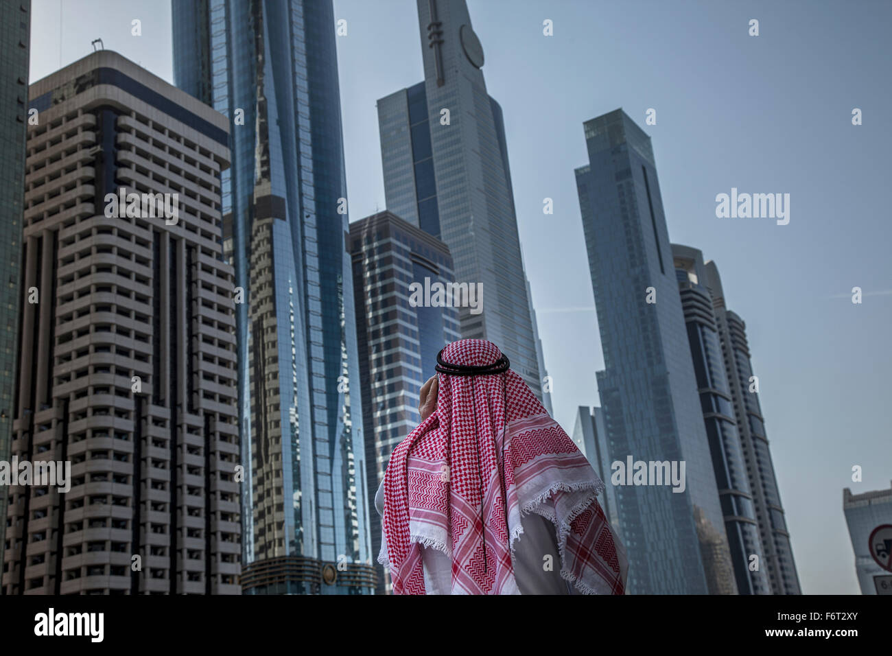 Uomo pakistano ammirando highrise edifici nel paesaggio urbano di Dubai, Dubai Emirato, Emirati Arabi Uniti Foto Stock