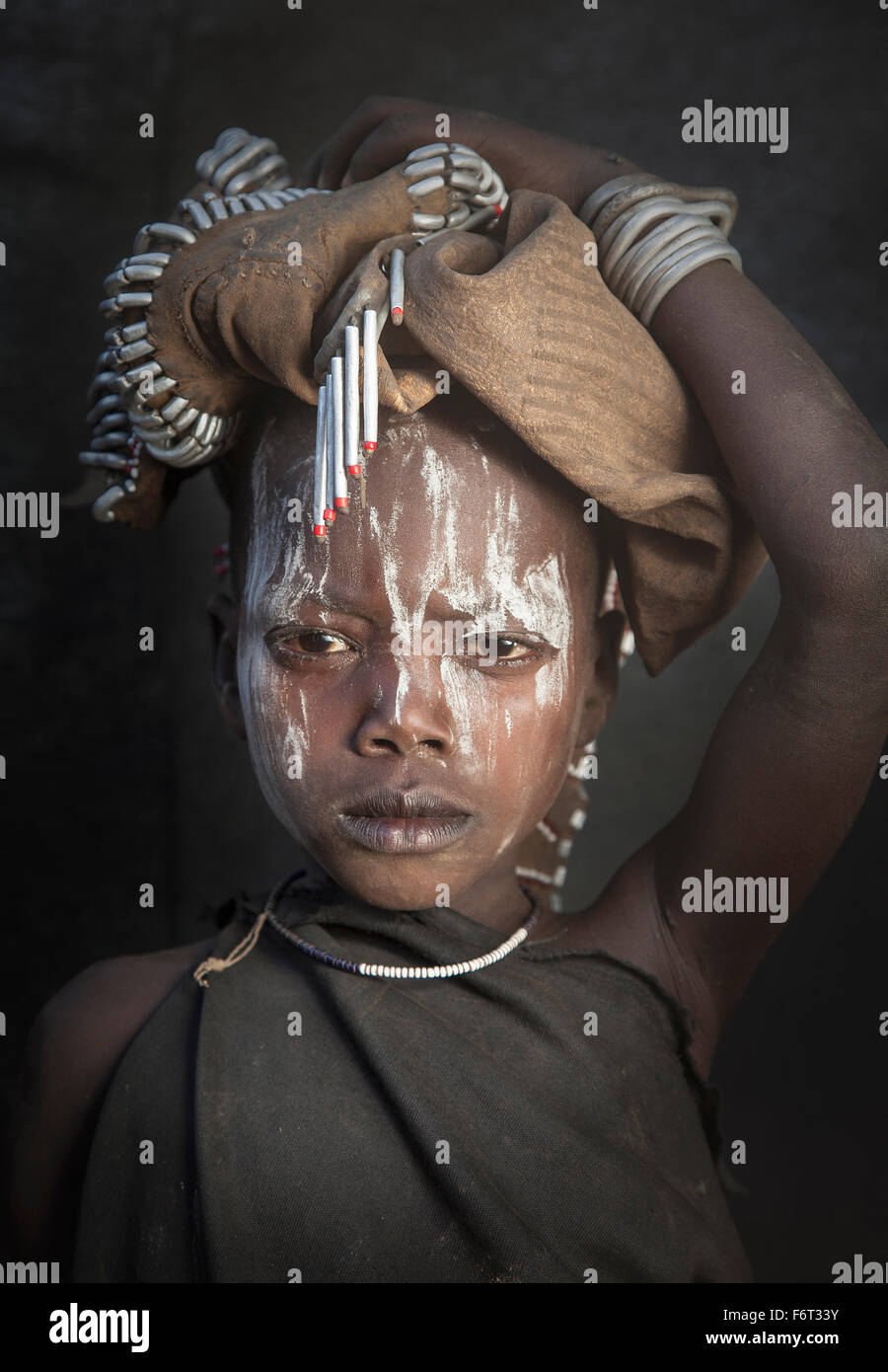 Bambino nero indossando il tradizionale vernice faccia Foto Stock