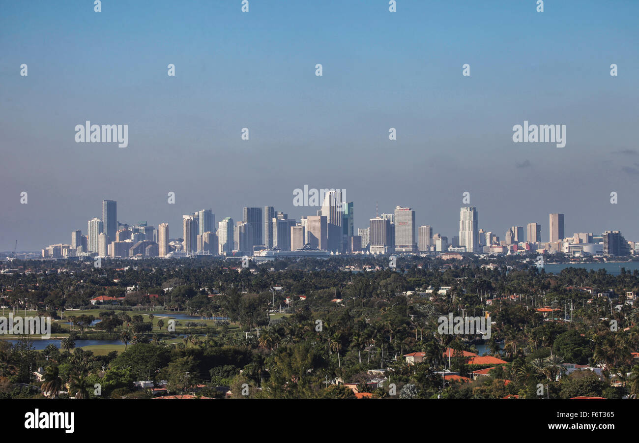 Miami skyline della città sotto il cielo blu Foto Stock