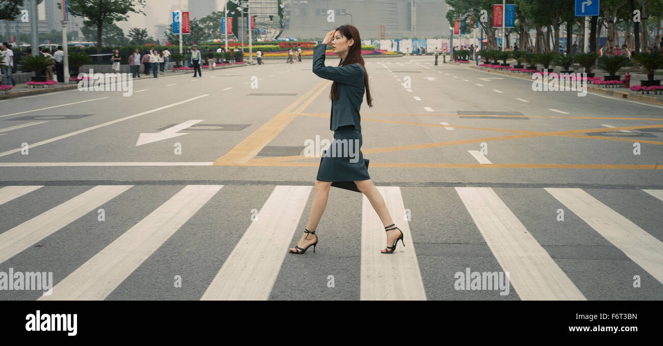 Imprenditrice cinese in attraversamento pedonale Foto Stock