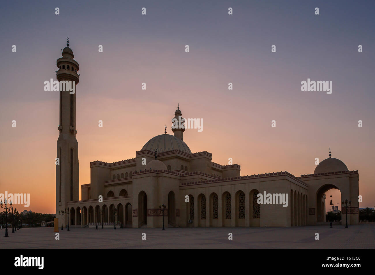 La moschea e la torre sotto il cielo al tramonto, Manama, Bahrain Foto Stock