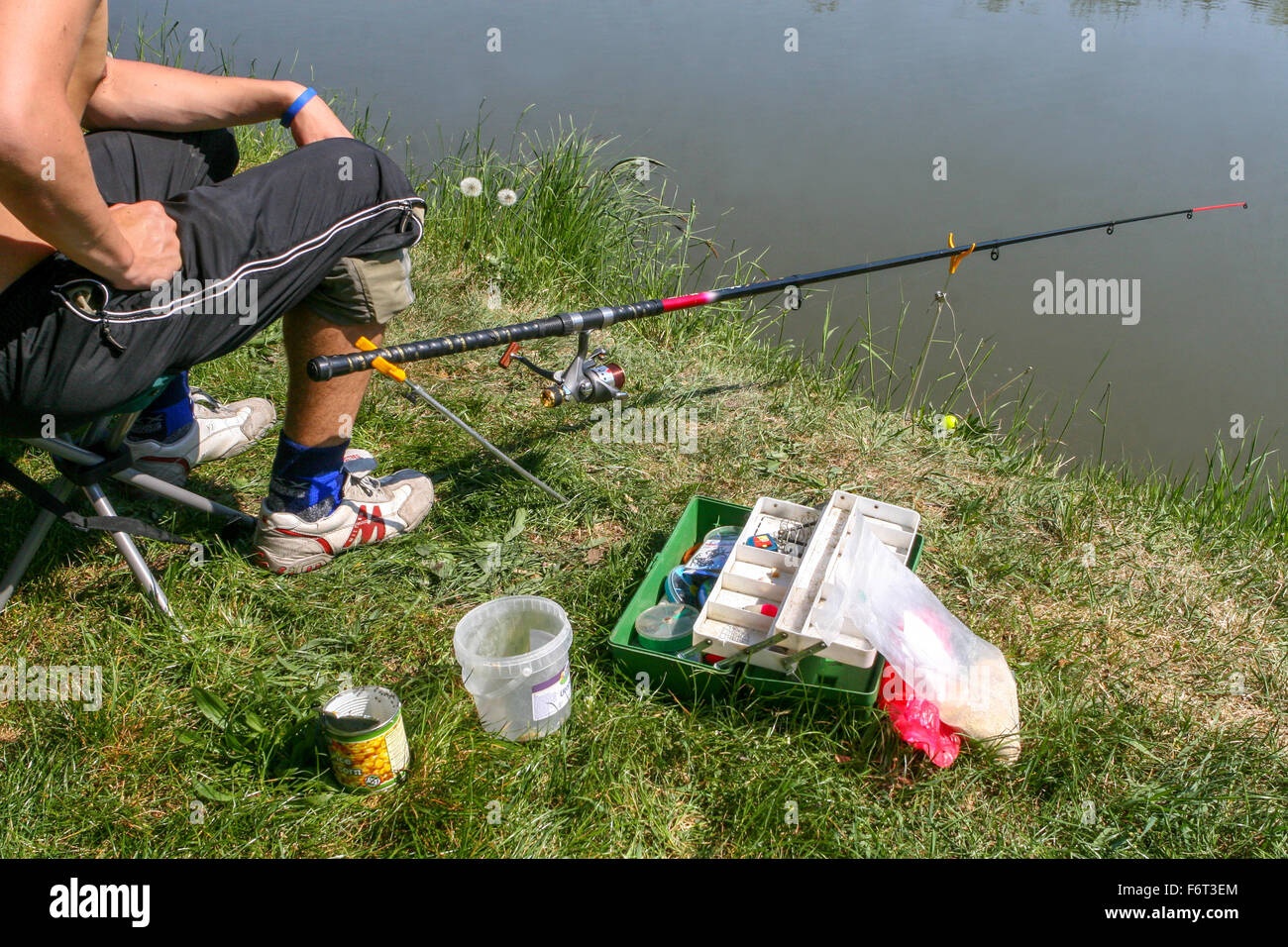 Pescatore pescato pesce, canna da pesca, acqua sfondo uomo Angler Foto Stock