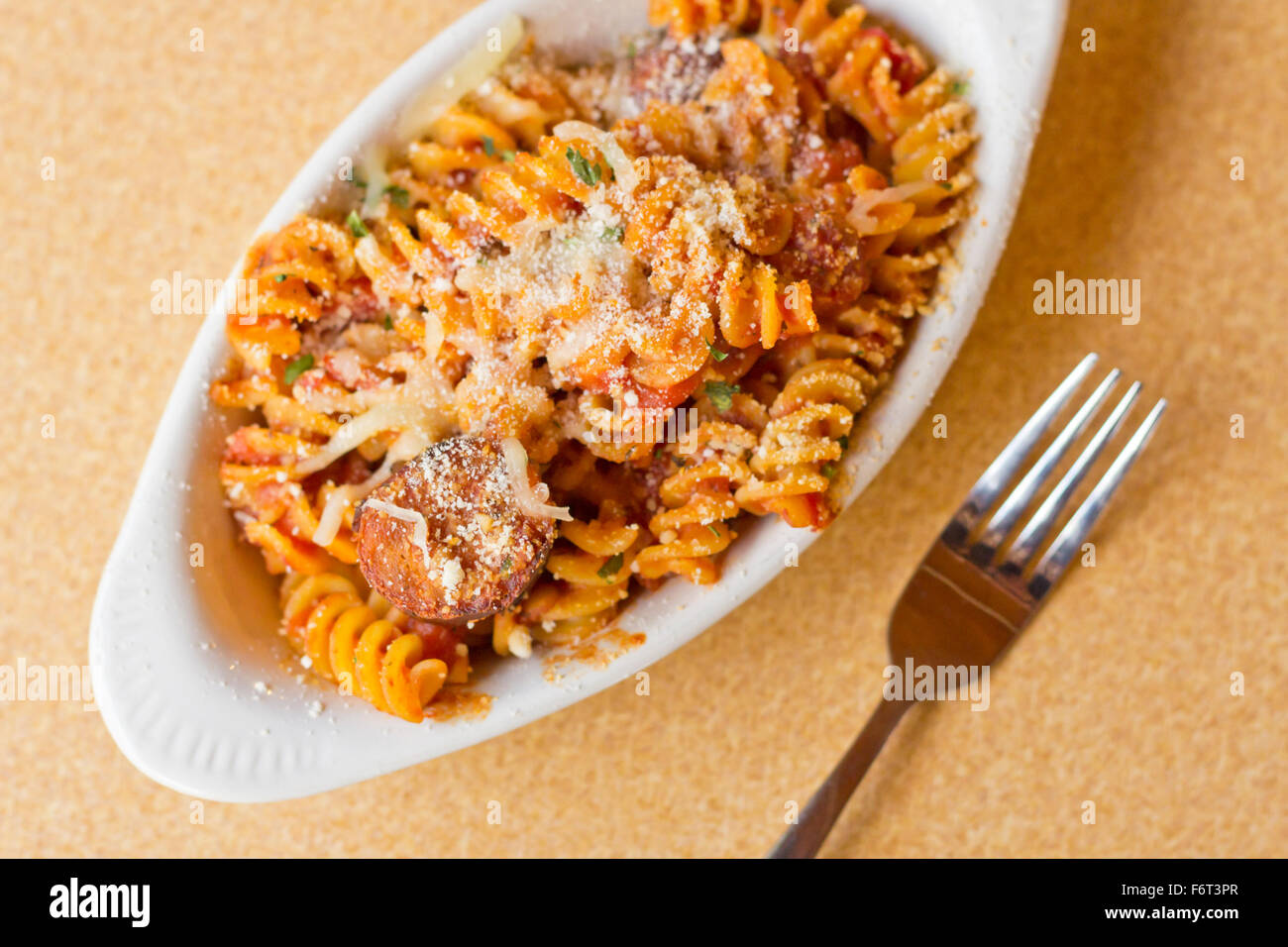 La pasta a spirale con salsiccia in salsa di pomodoro con parmigiano  reggiano fresco pecorino romano Foto stock - Alamy