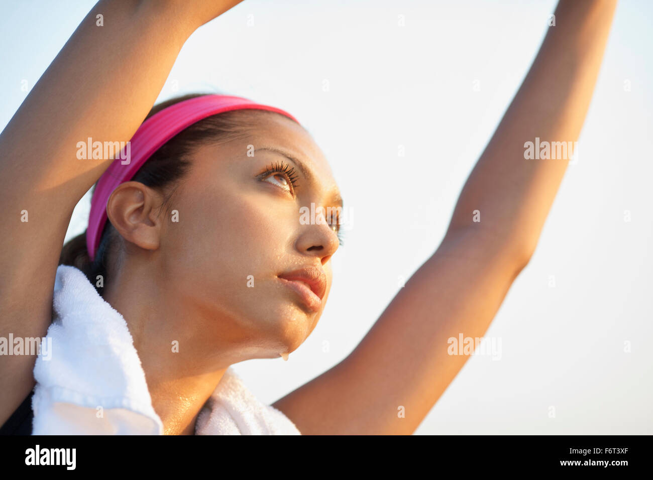 Donna ispanica stretching all'aperto Foto Stock