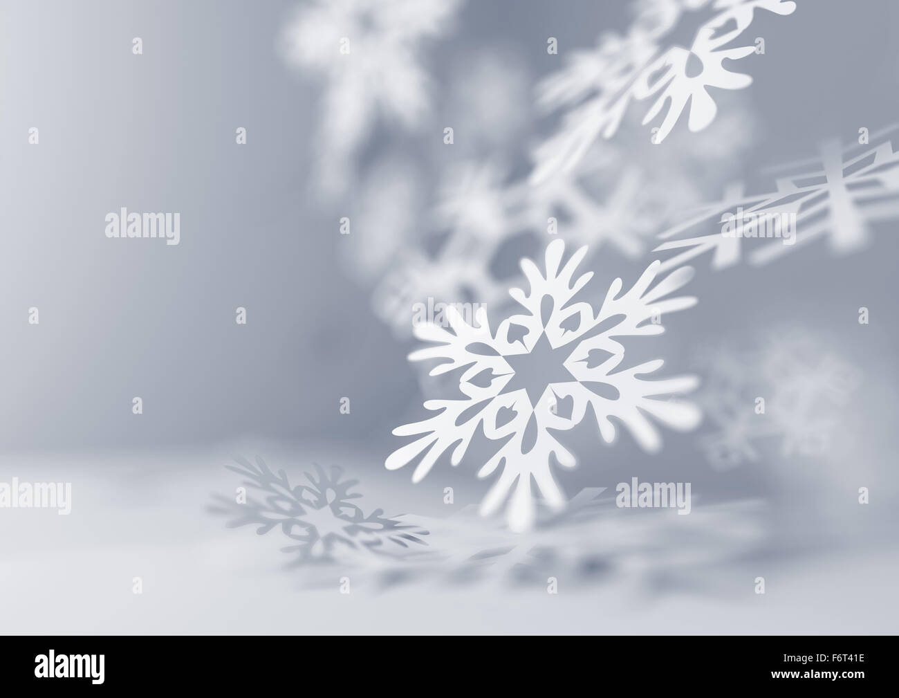 La caduta di fiocchi di neve. Carta artigianale di fiocchi di neve close up illustrazione della caduta dei fiocchi di neve. Natale sfondo d'inverno. Foto Stock