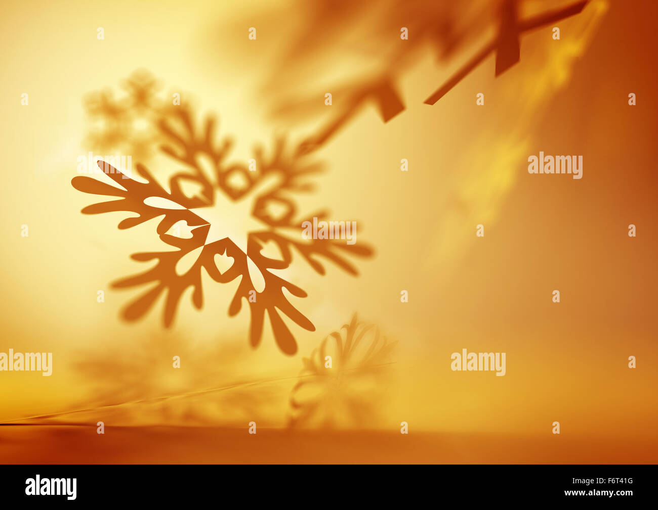 Soffici fiocchi di neve caduta. Carta artigianale di fiocchi di neve close up illustrazione della caduta dei fiocchi di neve. Natale sfondo d'inverno. Foto Stock