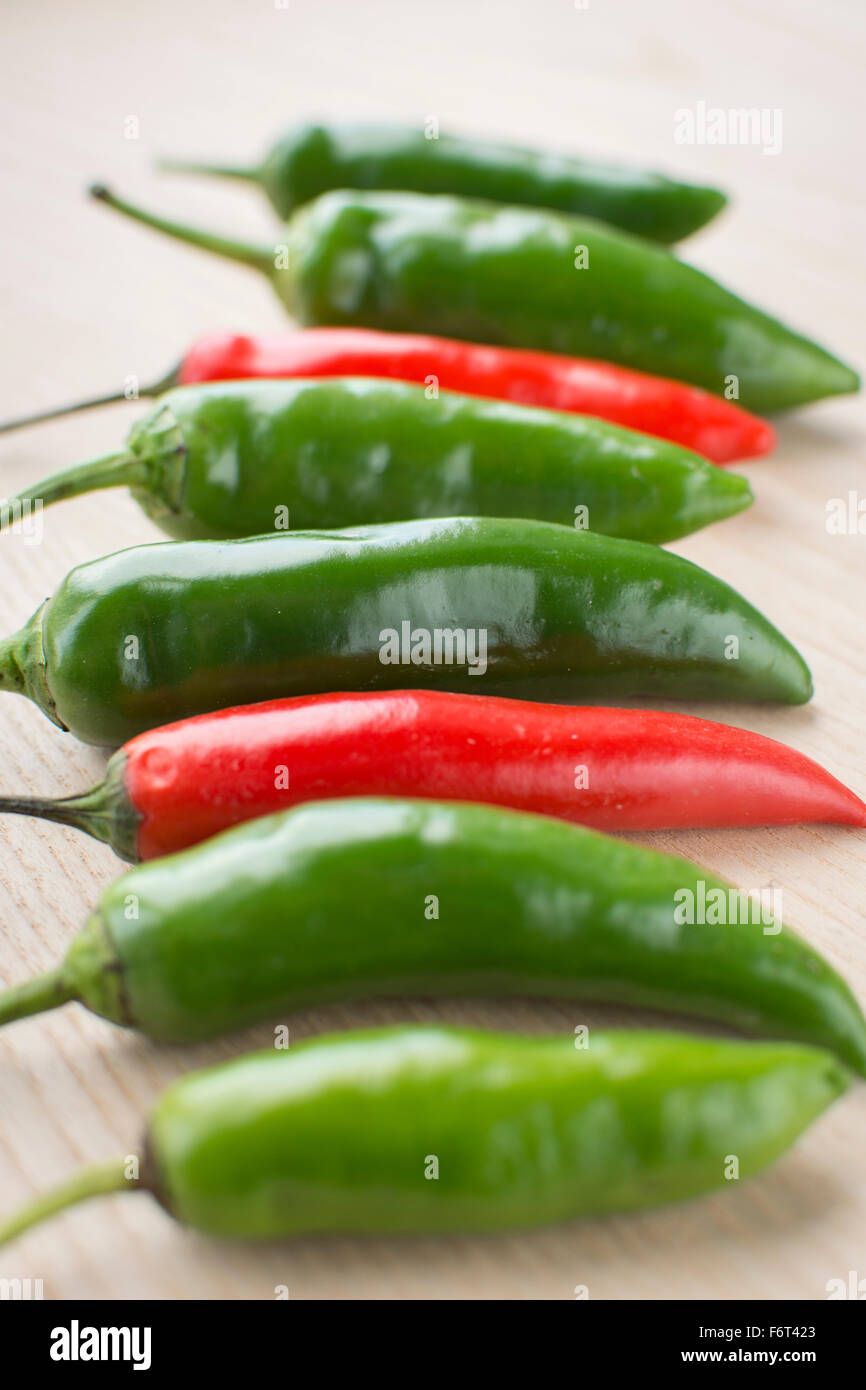Il rosso e il verde fresco peperoncino ingredienti previsto pronte per la trinciatura e la cottura di preparazione alimentare Foto Stock