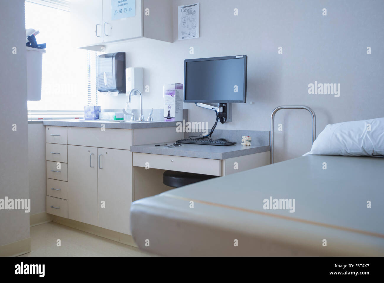 Letto vuoto e la televisione in camera di ospedale Foto Stock