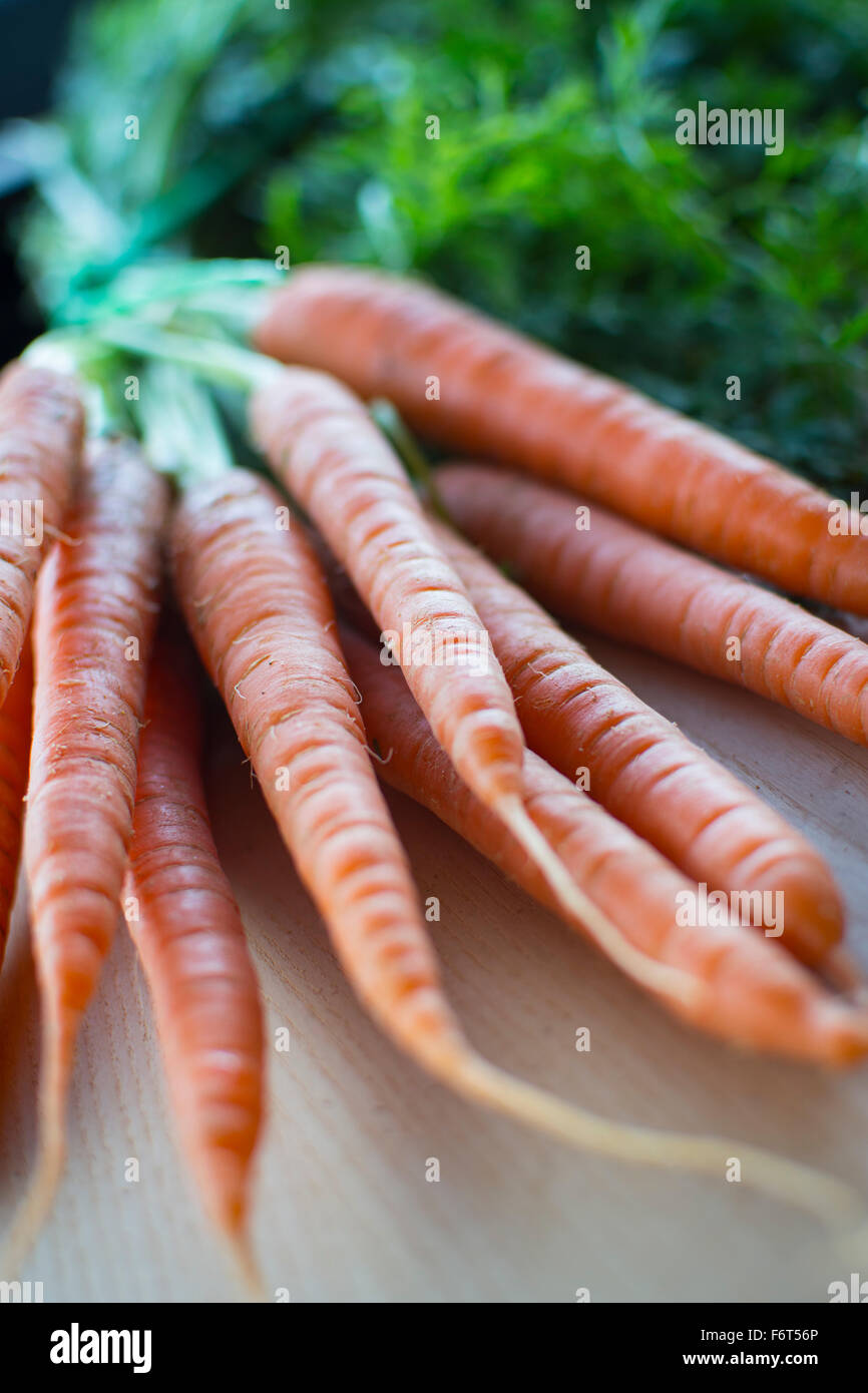 Un mazzetto di rustico fresco e salutare verdure carote di cui sei pronto per la cottura di preparazione e di mangiare. Foto Stock