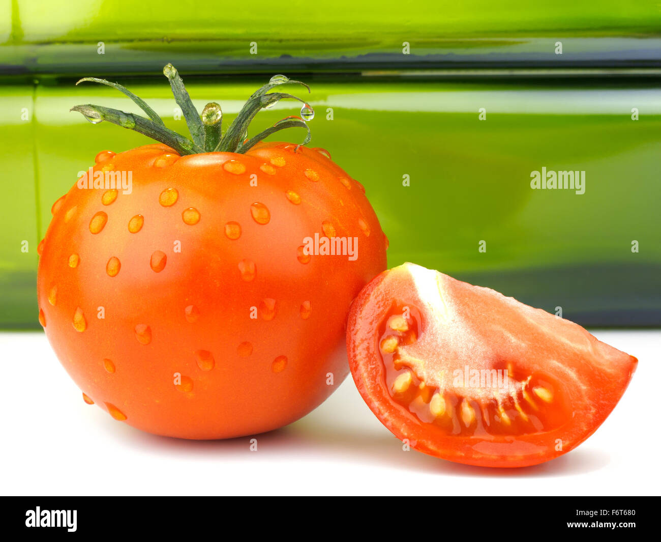Il pomodoro tutta la fetta di pomodoro di gocce di acqua Foto Stock
