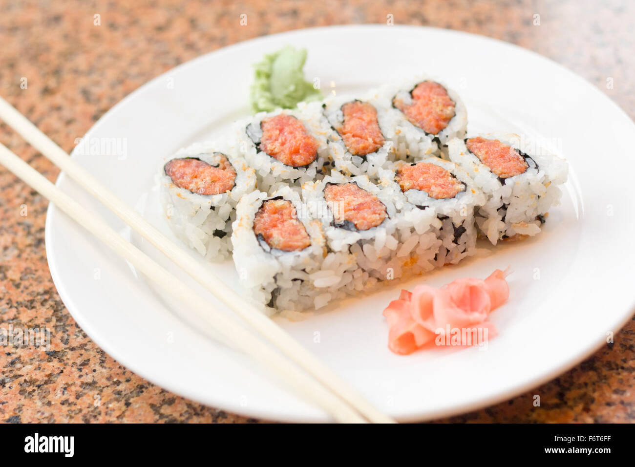 Tonno piccante rotolo Toro maki sushi roll con salsa di rafano e zenzero  sott'aceto Foto stock - Alamy