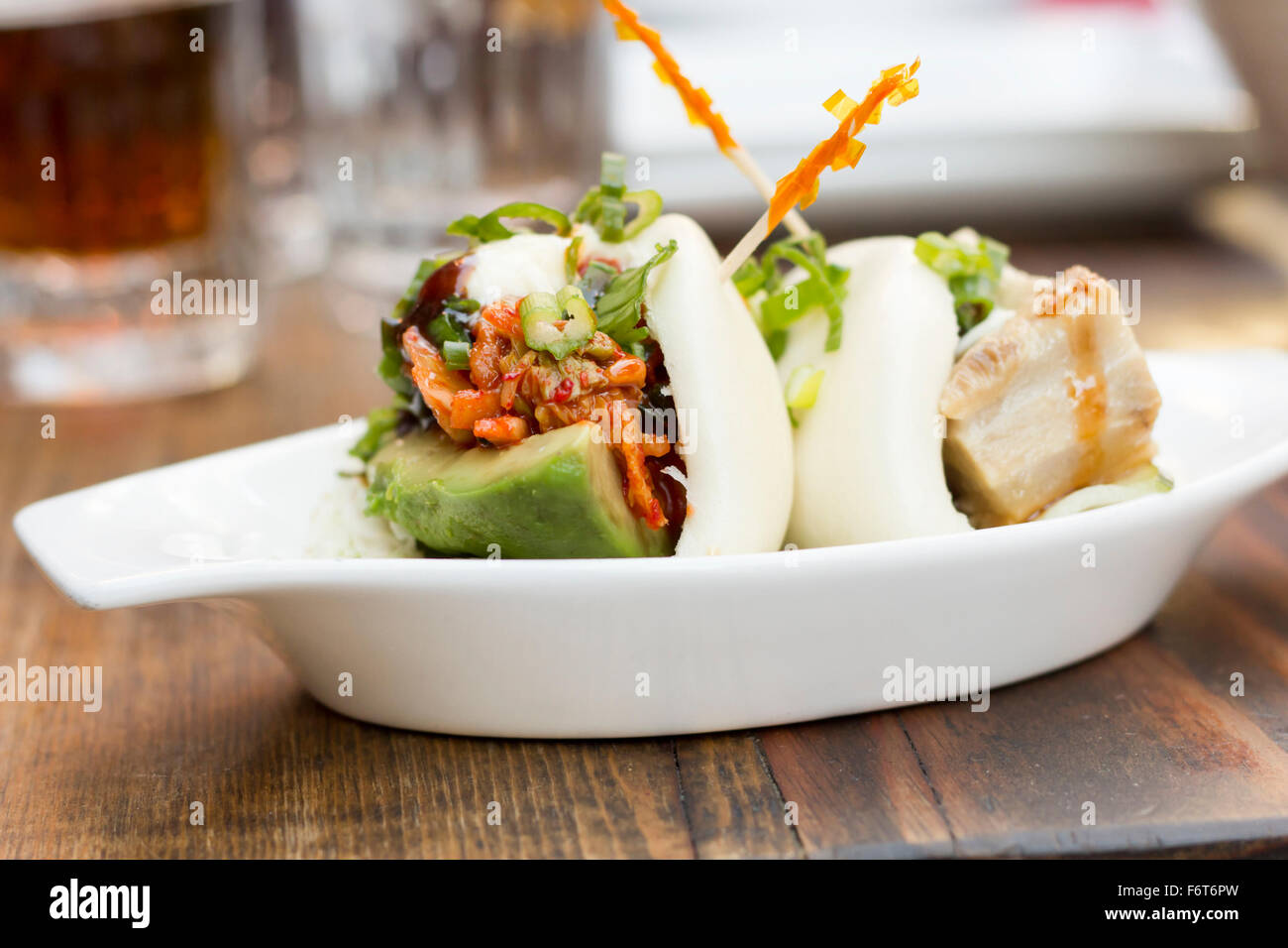 Coreano focacce cotte al vapore con pancetta di maiale avokado e kimchi Foto Stock