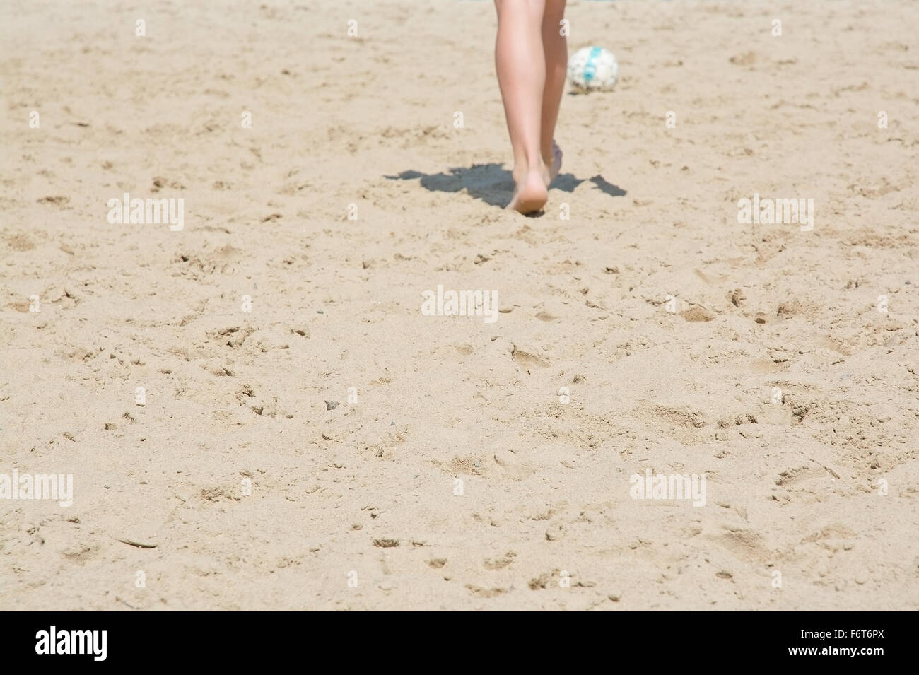 Beach soccer le gambe e la sfera in una giornata di sole in spiaggia. Foto Stock