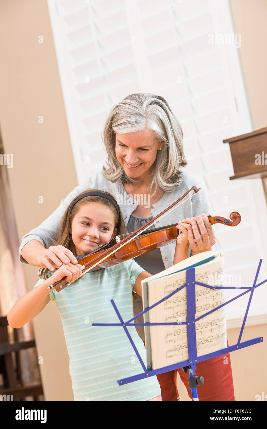 La donna caucasica studente dando lezioni di violino Foto Stock