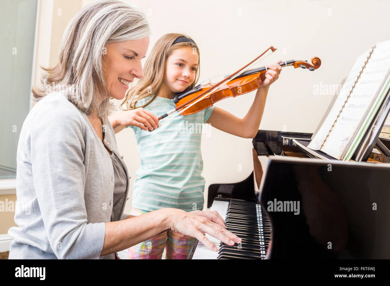 Nonna caucasica e nipote di riproduzione di musica insieme Foto Stock