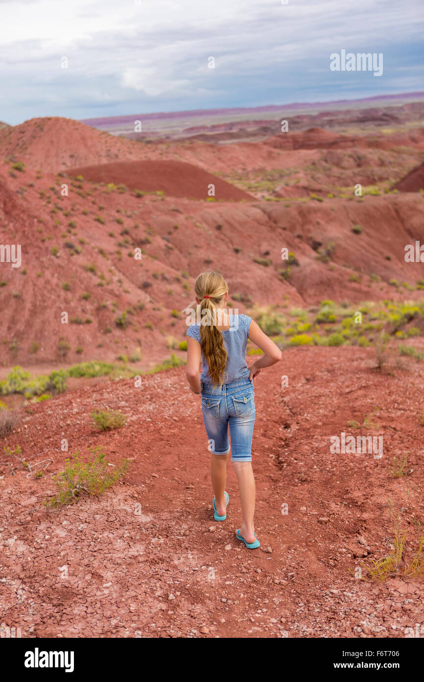 Caucasian ragazza camminare sulla collina rurale Foto Stock
