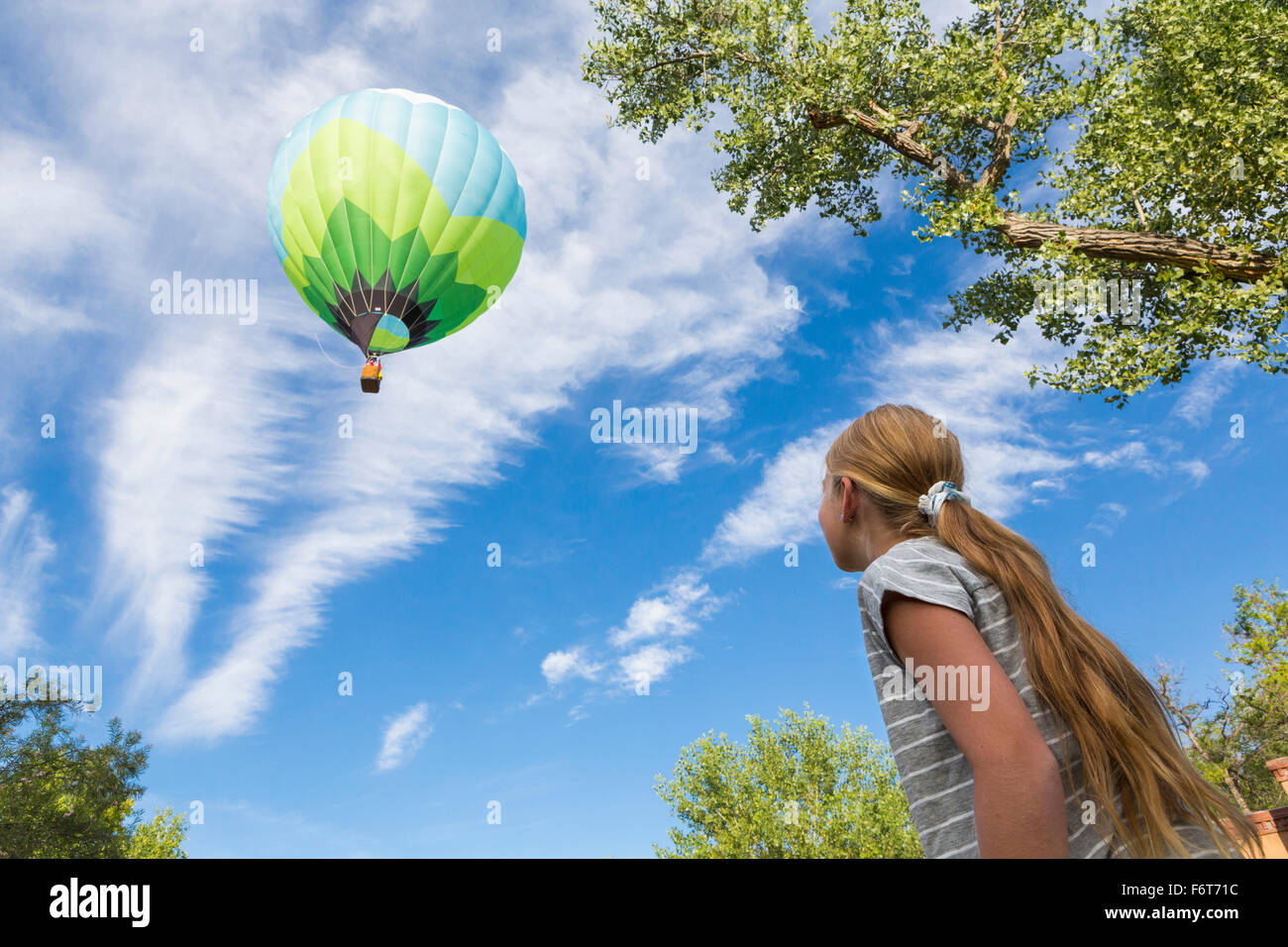 Ragazza caucasica guardando la mongolfiera Foto Stock