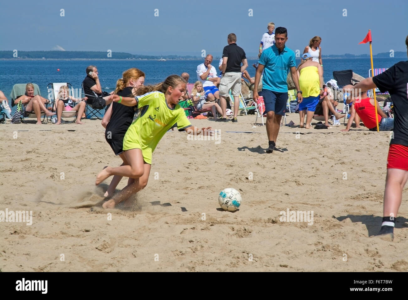 Beach soccer game nel torneo annuale a punteria in spiaggia Åhus Svezia nel giugno 2014. Foto Stock