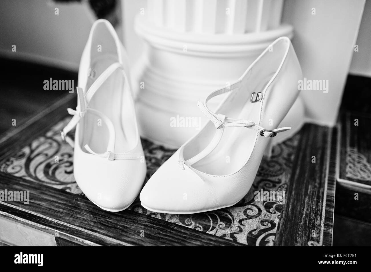 Bianco scarpe nuziale su sfondo decor Foto Stock