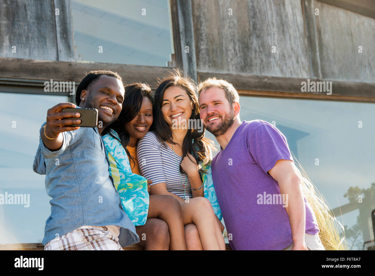 Amici prendendo selfie all'aperto Foto Stock