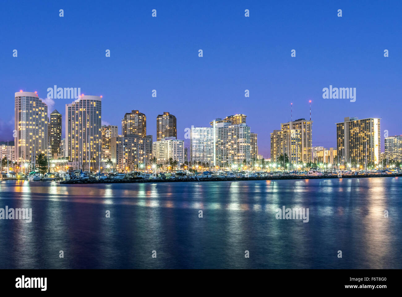 La città di Honolulu skyline della riflessione in oceano, Hawaii, Stati Uniti Foto Stock