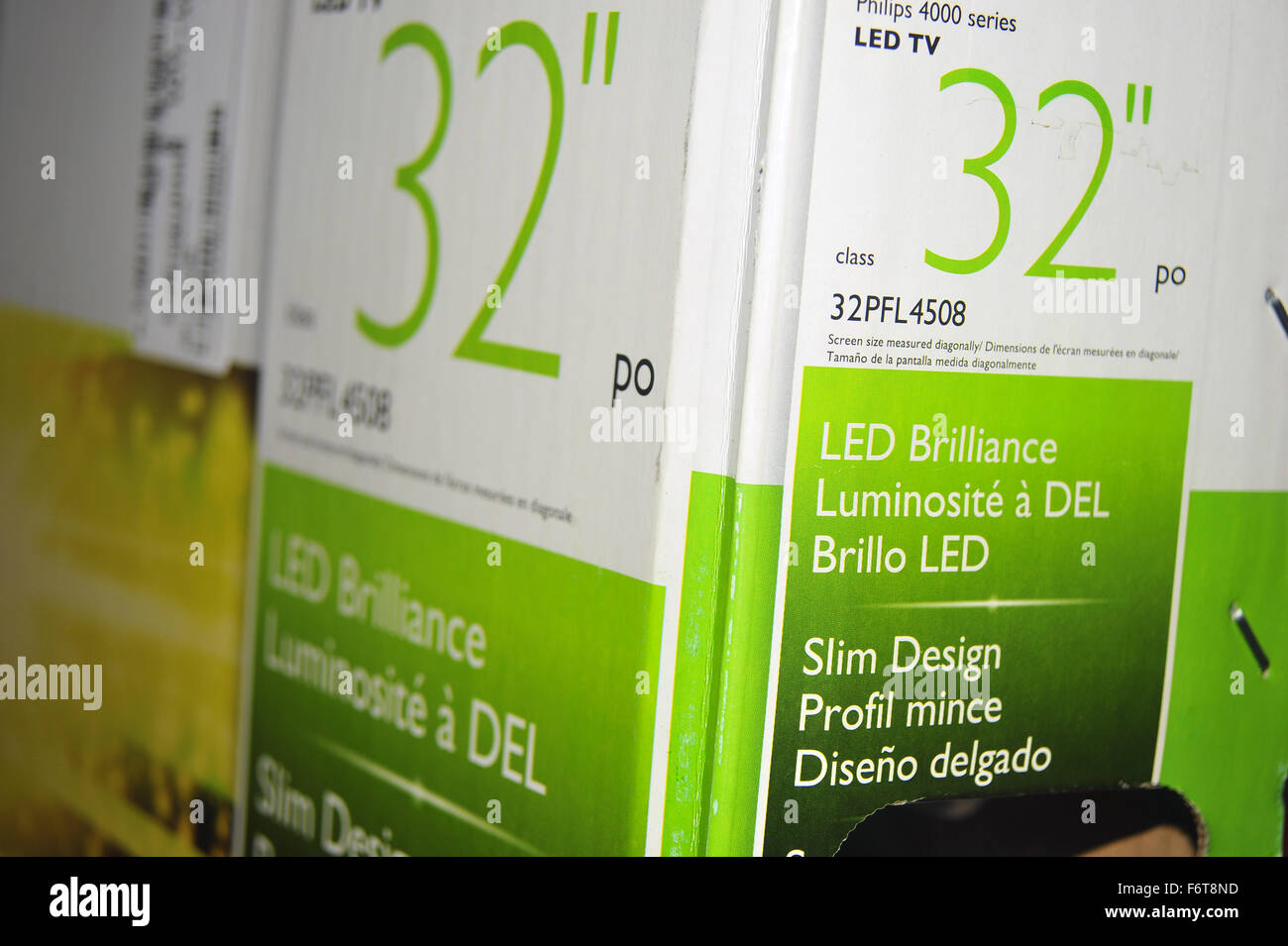 La casella di un Philips 32" schermo piatto TV LED. Foto Stock