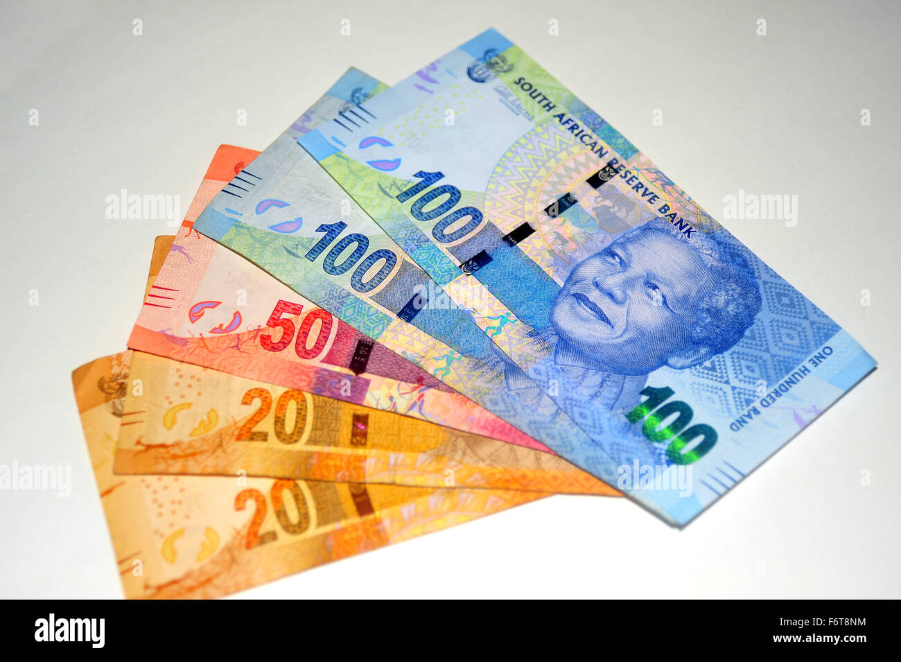 South African Rand notes fotografati contro uno sfondo bianco. Foto Stock