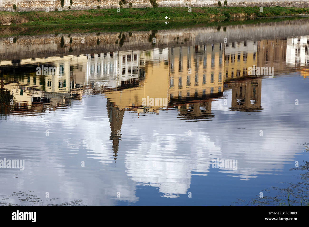 Gli edifici si riflette nel fiume Arno, Firenze, Italia Foto Stock
