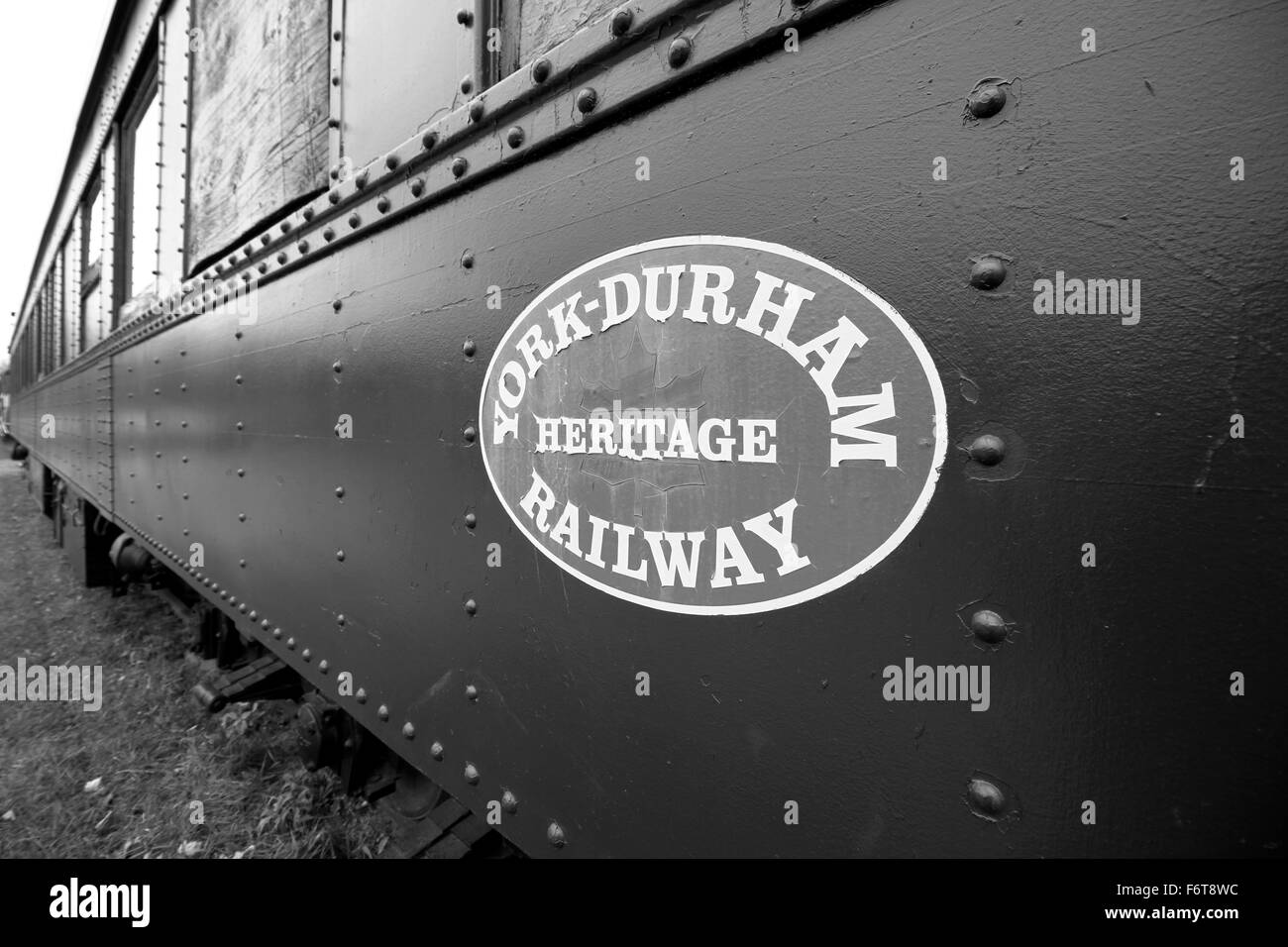 Treno del patrimonio lato in corrispondenza della piattaforma alla stazione di Uxbridge in Canada Foto Stock