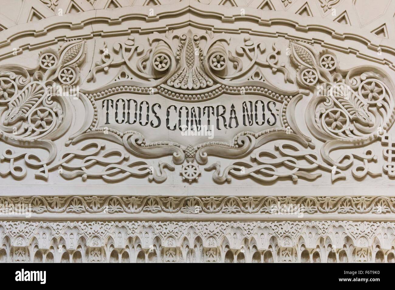 REGGELLO, Italia - 2 Maggio 2015: Sammezzano antico Castello interiore. Close up dello script all'interno della camera Virtus, Todos Contra n. Foto Stock