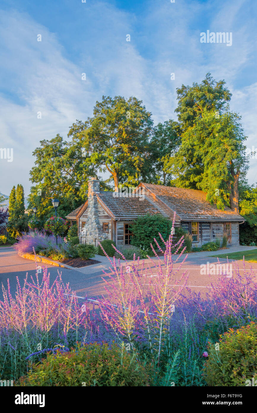 Storica Casa Allison, un vecchio log cabin a quaglie' Cantina di gate, West Kelowna, Okanagan Valley, British Columbia, Canada Foto Stock