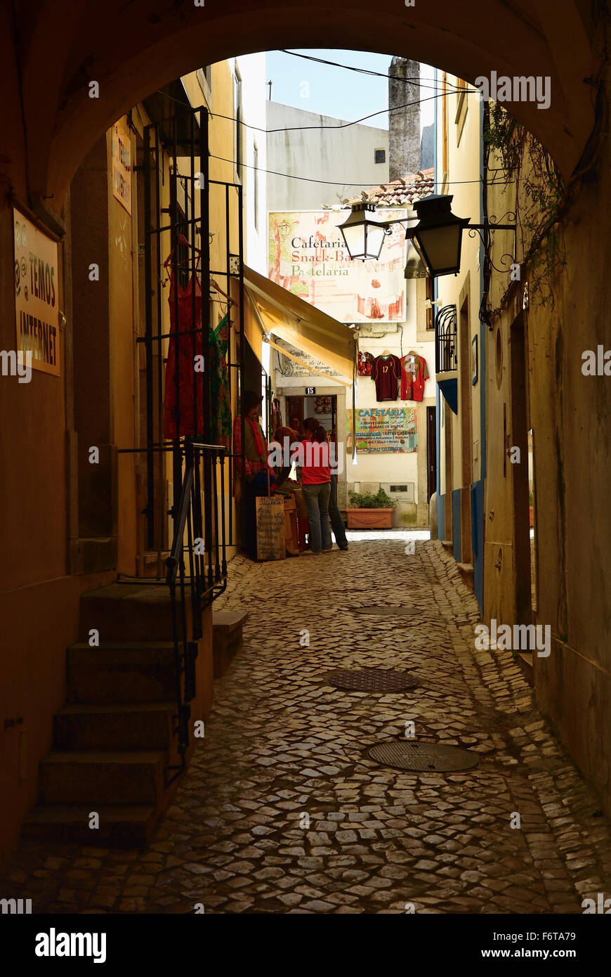 Dettaglio delle strette strade di Sintra. Il Portogallo. L'Europa. Foto Stock