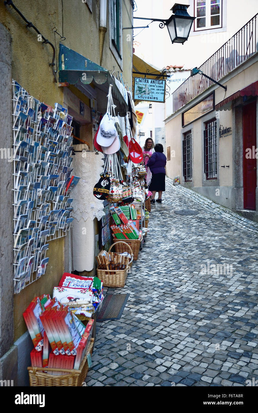 Dettaglio delle strette strade di Sintra. Il Portogallo. L'Europa. Foto Stock