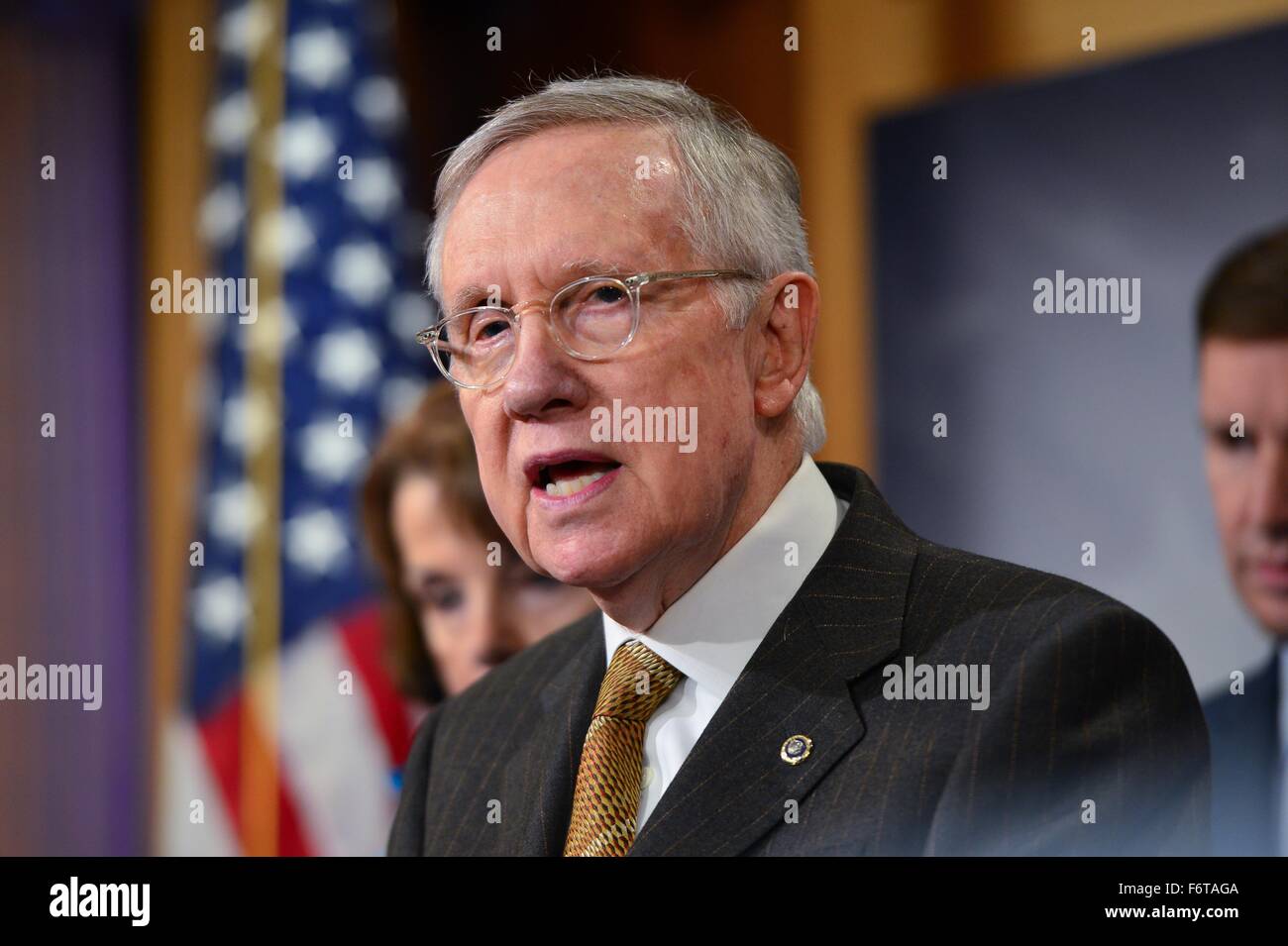 Washington DC, Stati Uniti d'America. Il 19 Novembre, 2015. Stati Uniti Il senatore leader della minoranza Harry Reid unite da altri democratici discute la loro opposizione alle restrizioni più severe sui rifugiati siriani provenienti degli Stati Uniti durante una conferenza stampa a Capitol Hill Novembre 19, 2015 a Washington, DC. In precedenza il repubblicano Casa controllato approvato un disegno di legge di arrestare i rifugiati siriano fino a quando essi vengono sottoposti a un più rigoroso processo di revisione a seguito di attacchi di Parigi. Credito: Planetpix/Alamy Live News Foto Stock