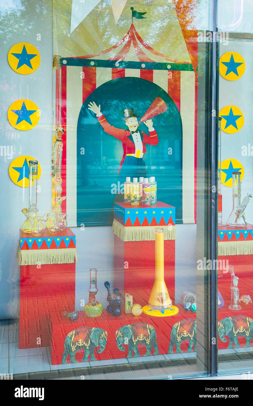 Display della tubazione in 'testa' shop, Whyte Avenue, Old Strathcona quartiere, 'Edmonton, Alberta, Canada Foto Stock