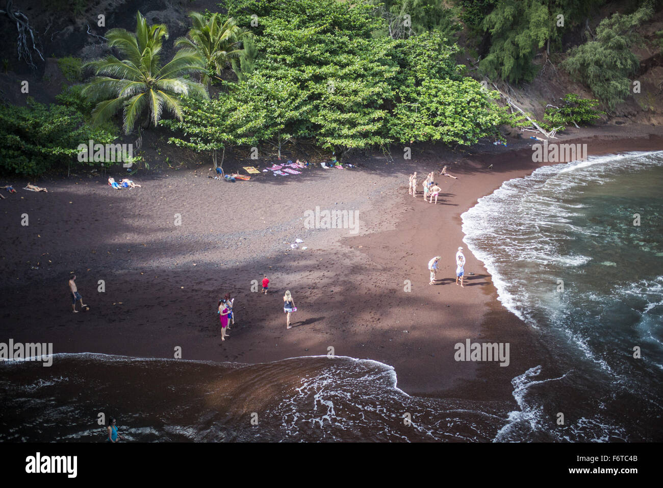 Hana, Hawaii, Stati Uniti d'America. 3 Novembre, 2015. Red Sand Beach nella Baia di Kaihalulu a Hana, Hawaii. © Nicolaus Czarnecki/ZUMA filo/Alamy Live News Foto Stock