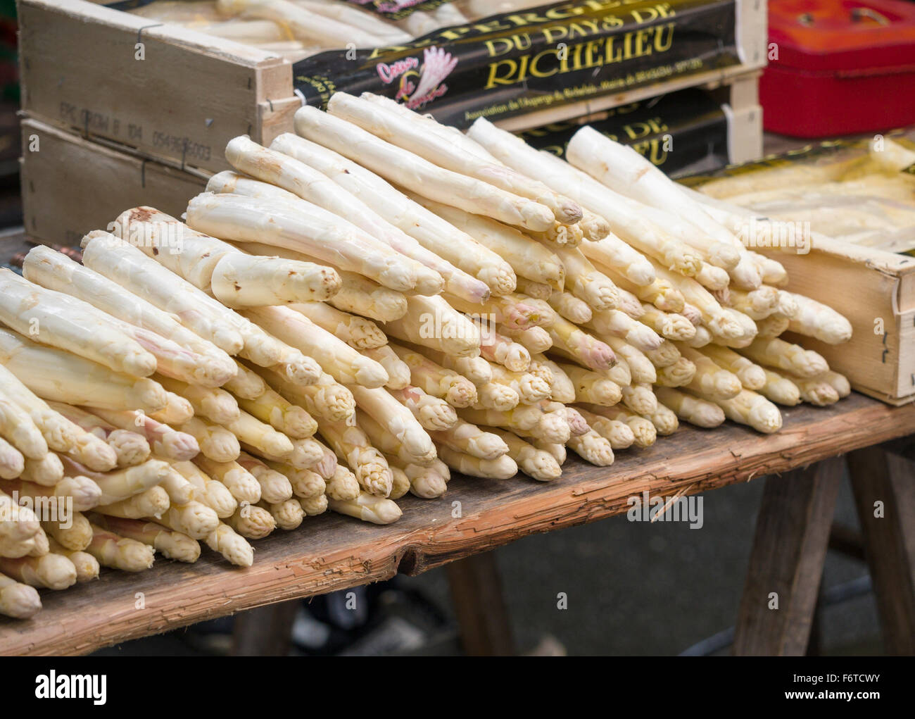 Asparagi bianchi spears. Un tavolo pieno di gara freschi Asparagi bianchi spears in vendita su un mercato a Montrichard Foto Stock