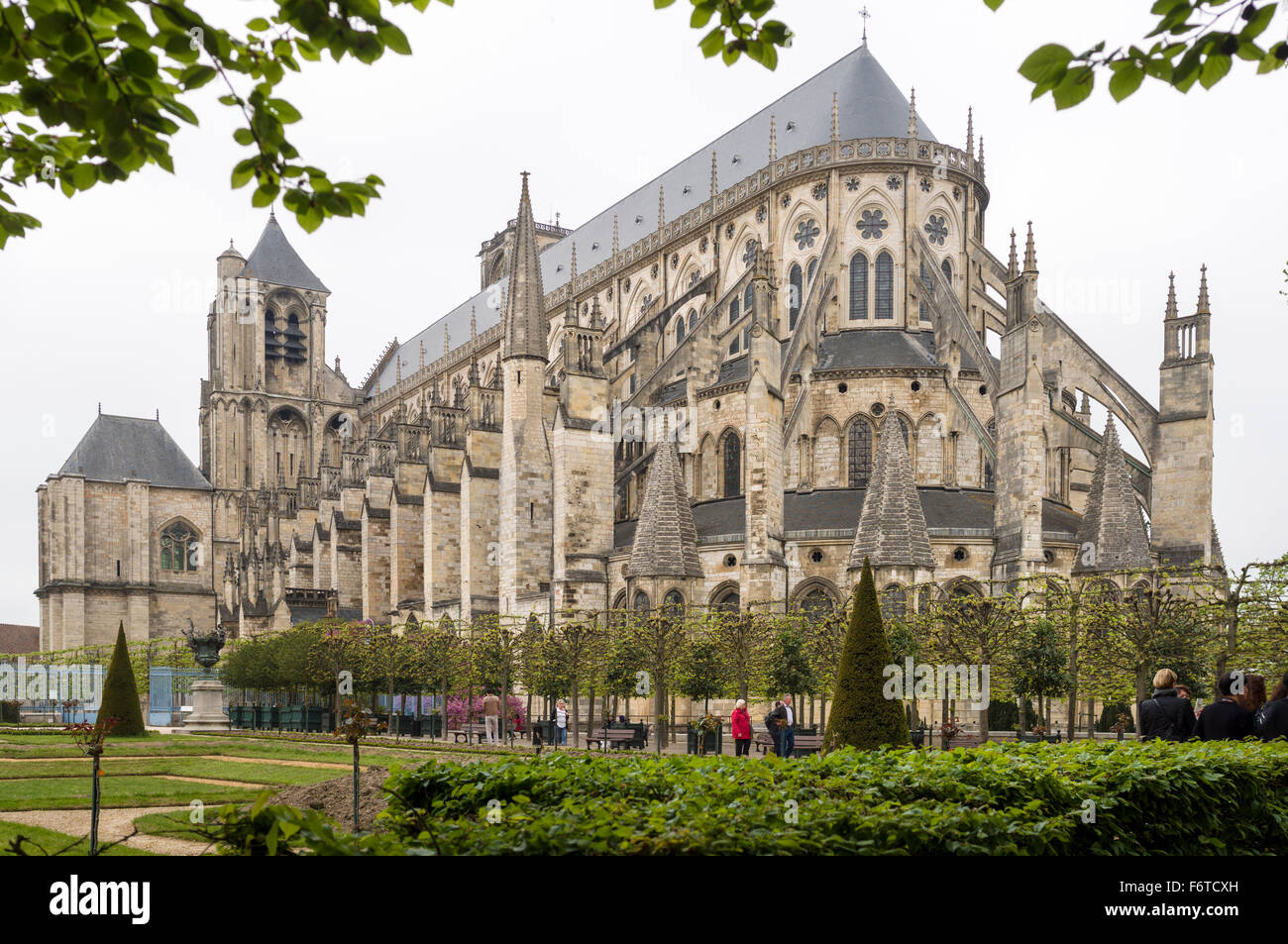 L'imponente Cattedrale St Etienne di Bourges. Una vista dal vescovo il giardino della famosa cattedrale, suoi archi rampanti e Foto Stock