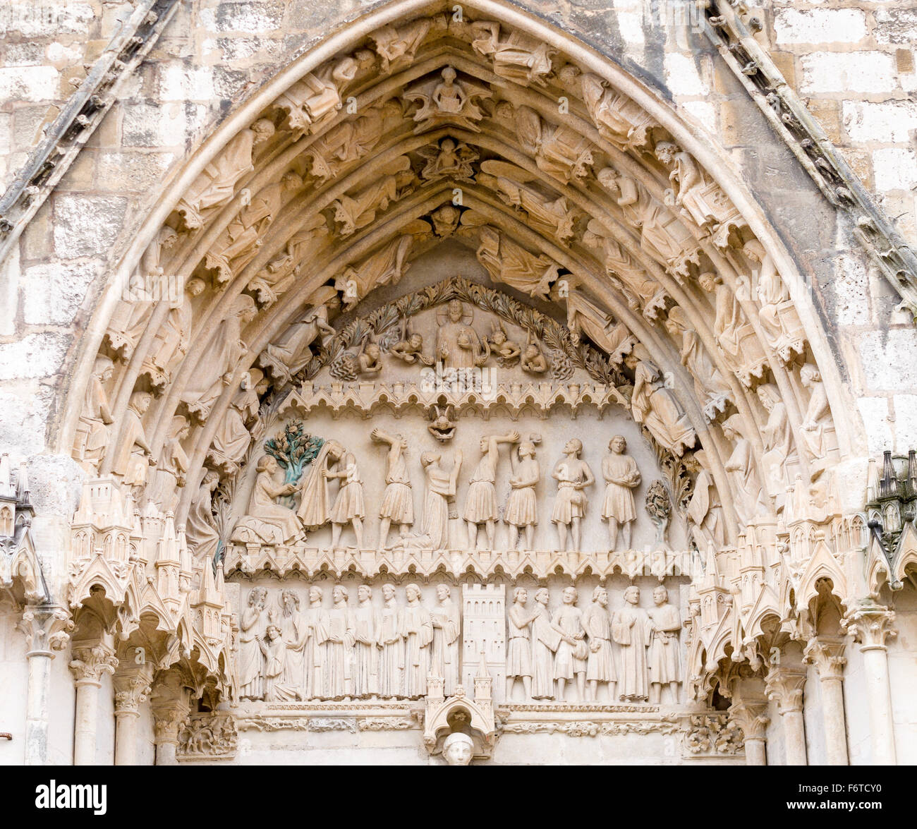 Le sculture sopra un lato ingresso alla Cattedrale di Bourges. La lapidazione di esecuzione è raffigurato nel timpano al di sopra di un ingresso laterale Foto Stock