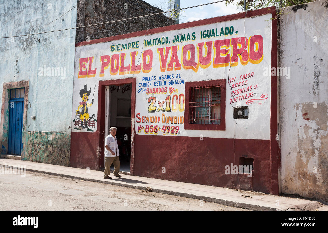 El Pollo Vaquero pollo alla griglia ristorante. Un dipinto in maniera colorata store anteriore su una strada laterale a Valladolid. Un uomo cammina da. Foto Stock