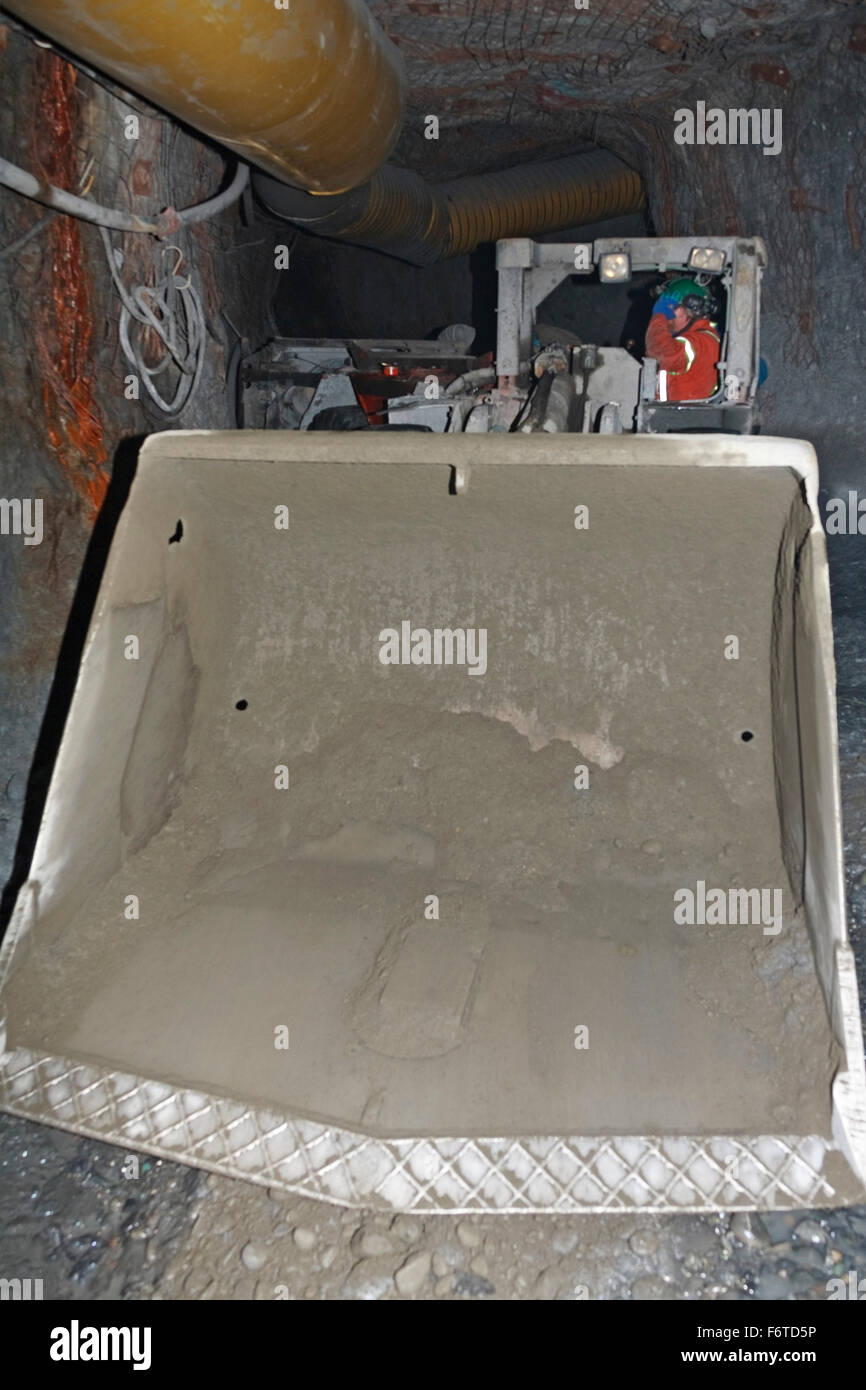 Scooptram a Mina sotterranea, Eskay Creek miniera, vicino a Iskut, British Columbia Foto Stock