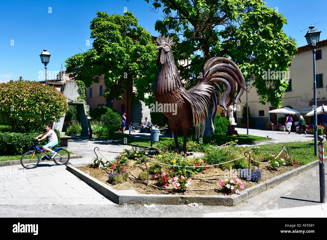 Monumento al gallo nero - Gallo Nero, simbolo del vino Chianti. Gaiole in Chianti. Toscana. Siena. L'Italia. Europa Foto Stock