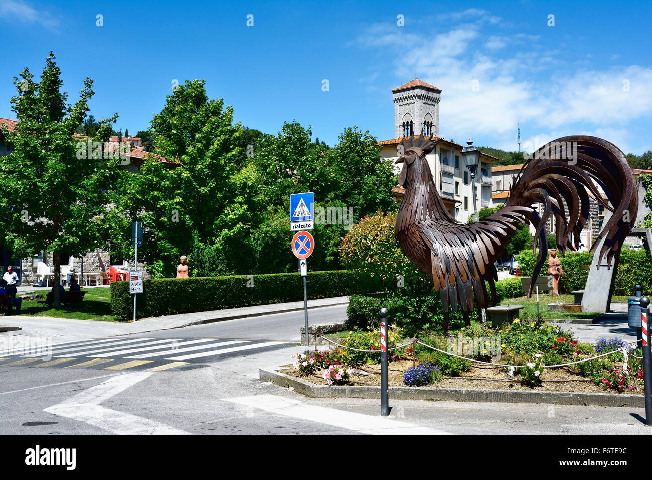 Monumento al gallo nero - Gallo Nero, simbolo del vino Chianti. Gaiole in Chianti. Toscana. Siena. L'Italia. Europa Foto Stock