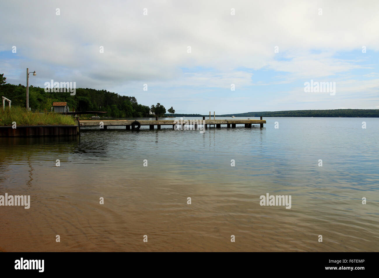 Grand Island Beach sul lago Superiore di fronte Pictured Rocks National Lakeshore, nel Michigan STATI UNITI Foto Stock