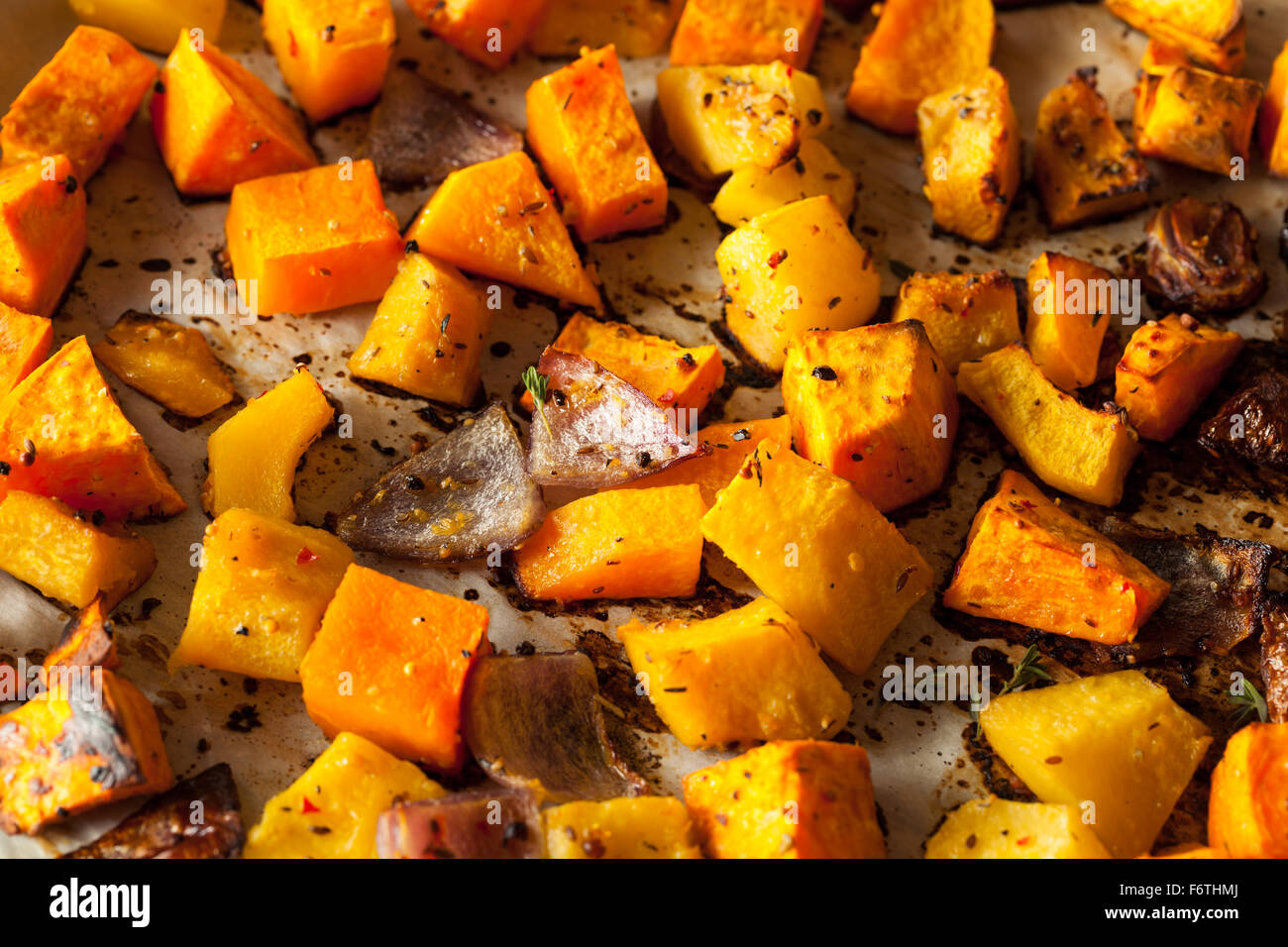 In casa arrosto di ortaggi a radice con campo da squash e zucca Foto Stock