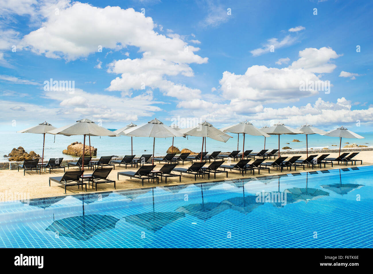 Estate, Viaggi, vacanze e concetto di vacanza - resort sulla spiaggia con sedie a sdraio e ombrelloni in Phuket ,Thailandia Foto Stock