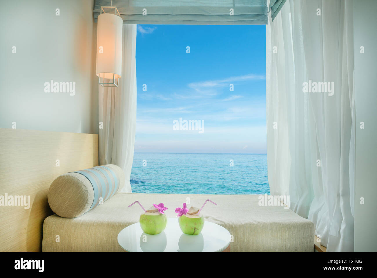 Estate, Viaggi, vacanze e concetto di vacanza - tropicale bello vista mare in corrispondenza della finestra nel Resort Phuket ,Thailandia Foto Stock