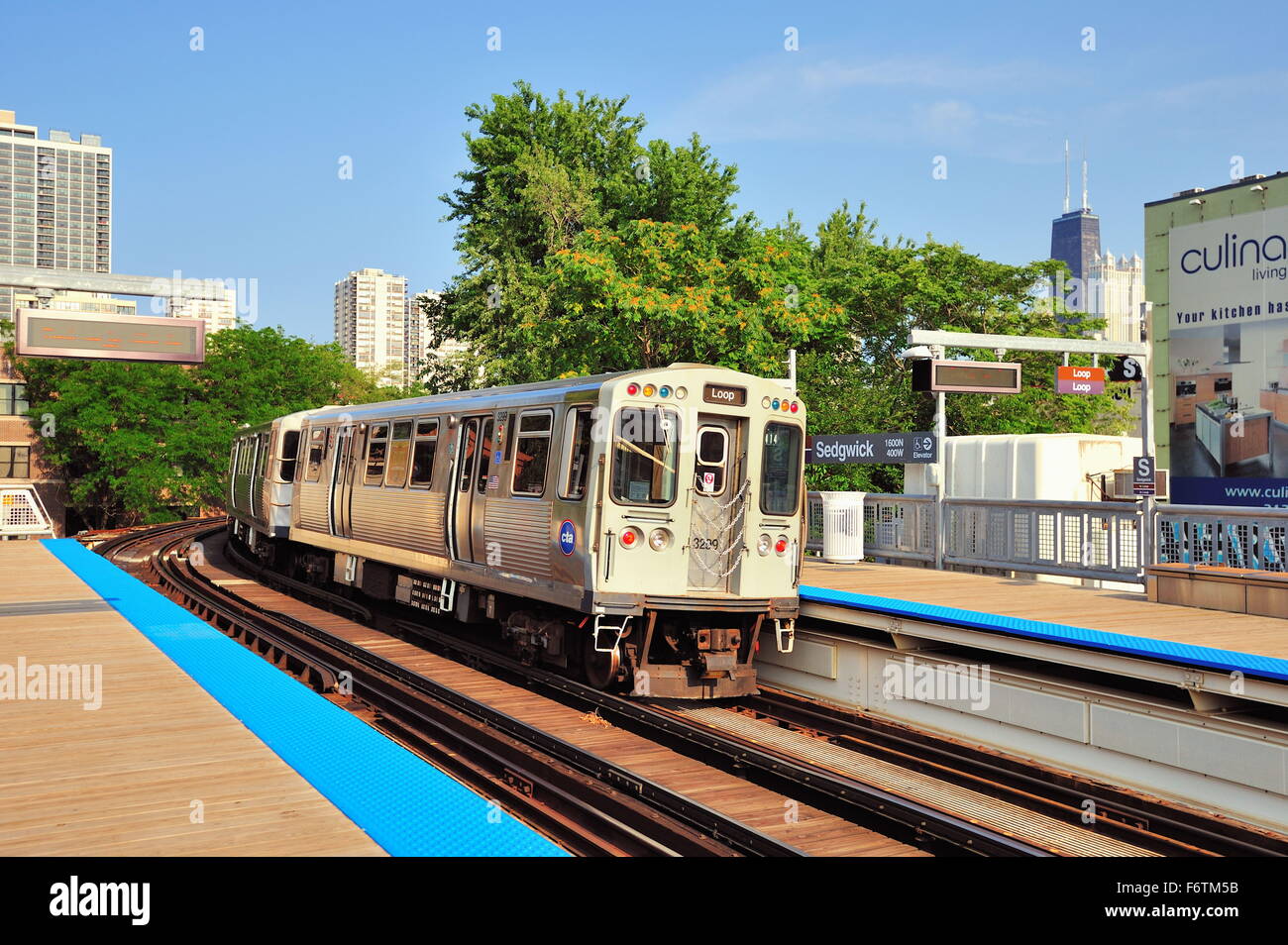 Un CTA linea marrone treno a transito rapido quando si allontana il Sedgwick Avenue stazione sul suo modo al loop nel centro di Chicago, Illinois, Stati Uniti d'America. Foto Stock