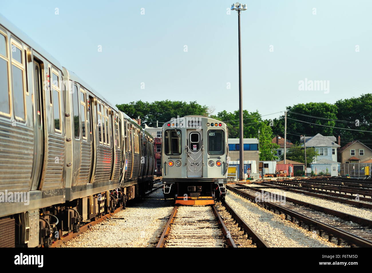 Chicago CTA linea marrone rapid transit treni a riposo la Kimball Avenue cantieri. Quando non è in servizio i treni sono memorizzate qui. Chicago, Illinois, Stati Uniti d'America. Foto Stock