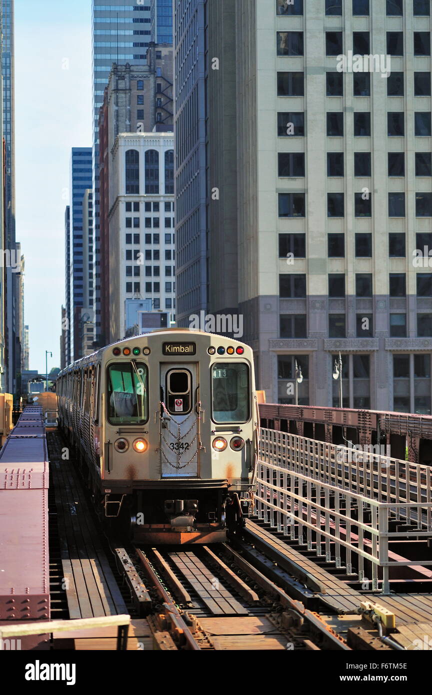 Un CTA linea marrone rapid transit treno attraversa un ponte sul fiume di Chicago come esso lascia Chicago il famoso Loop. Chicago, Illinois, Stati Uniti d'America. Foto Stock